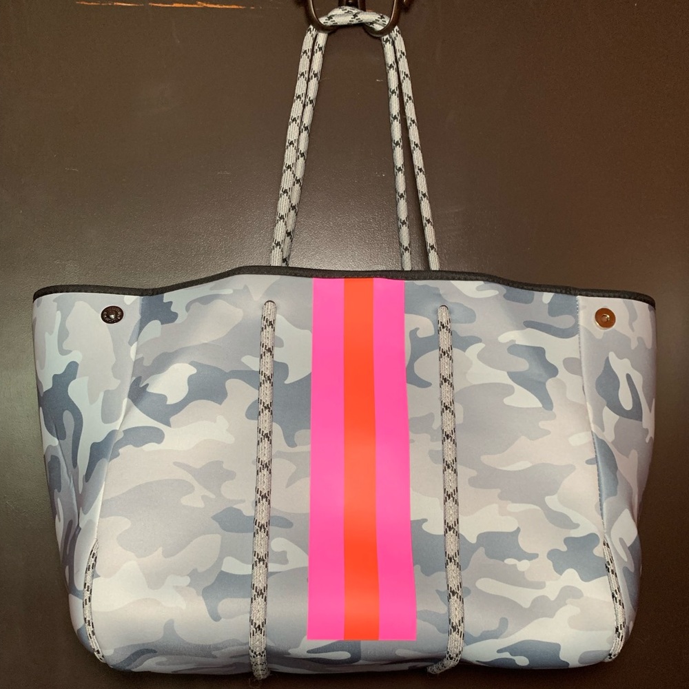 Neoprene bag with pouch